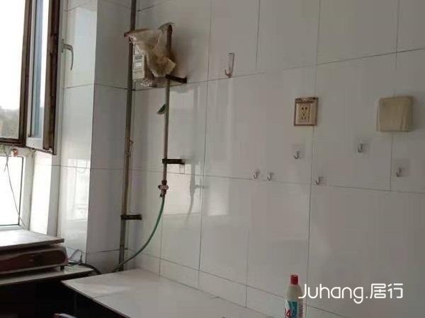 在水一方简装两室4层1000月可短租3个月