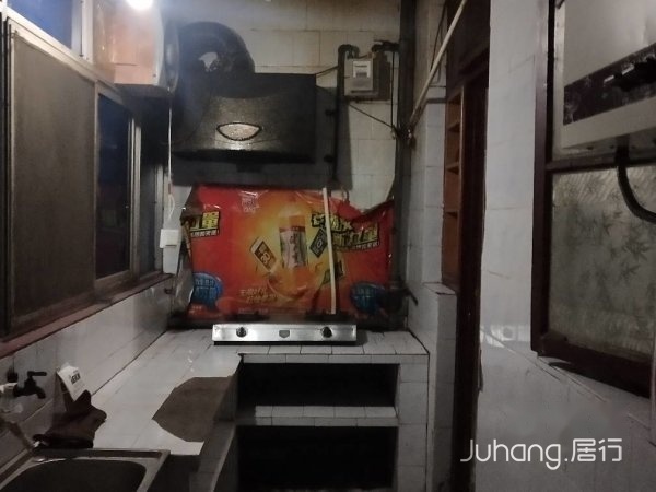 体育中心近，一楼两室一厅，家电家具齐全，拎包入住，两台空调。