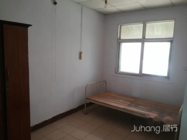 建安小学附近，三室一厅出租，水电气，简单家具