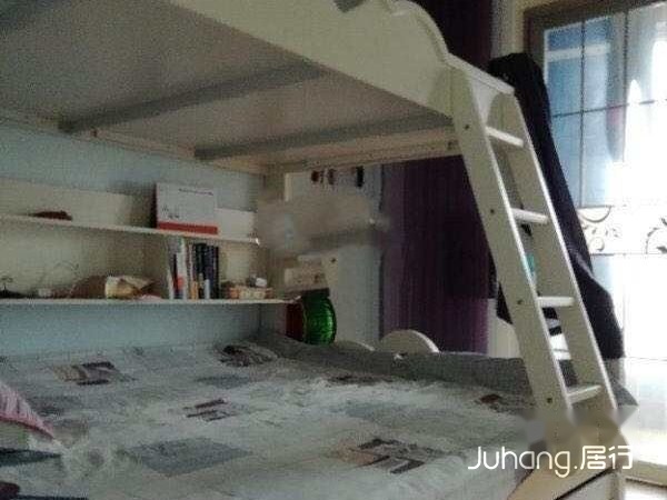 该房屋位于人民公园附近，旁边大型超市（华联），交通便利