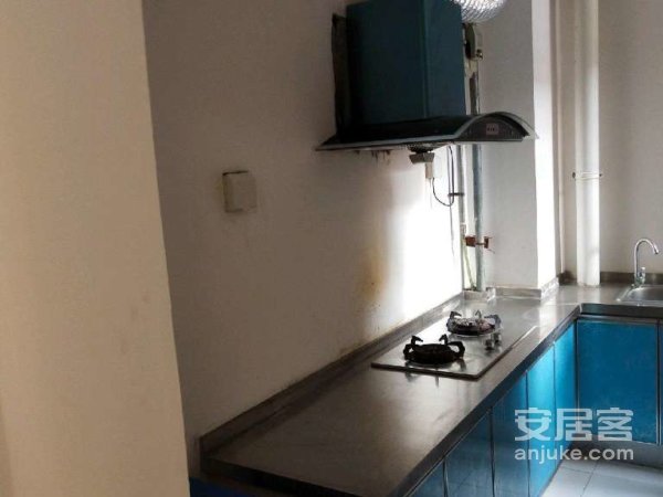 东育才街，西政通街南新华路，北邻和平路，广厦上城