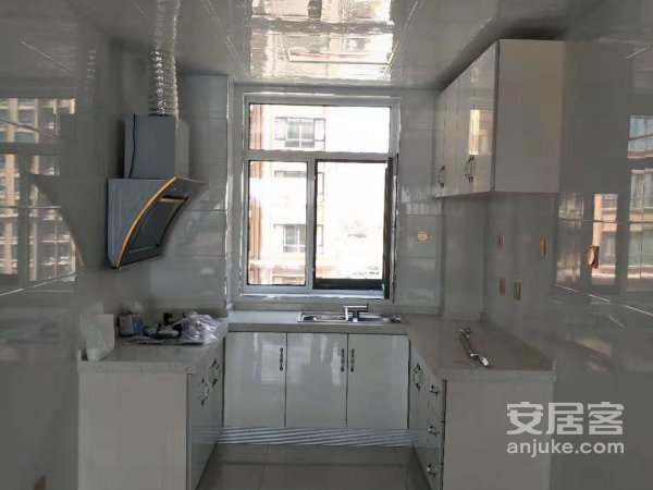正信优选名门凤凰成精装没住过设施齐全拎包入住16000每年
