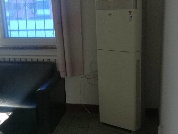 出租上关小学附近，4楼，三室一厅，简单家具电器，650一月