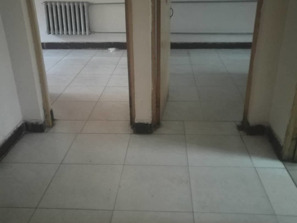 出租商业城附近两室一厅，简单家具，500一月半年付款