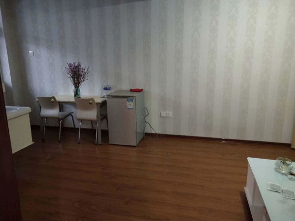 火车站东广场小集街2室1厅家电齐全拎包入住