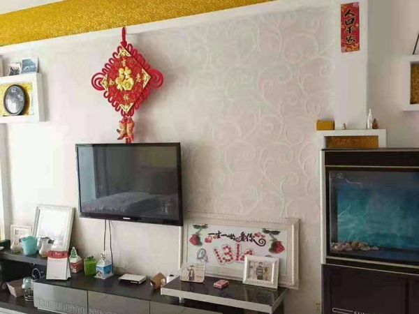 出租成真小学对面两室两厅，6楼精装修家具电器齐全1.1万一年