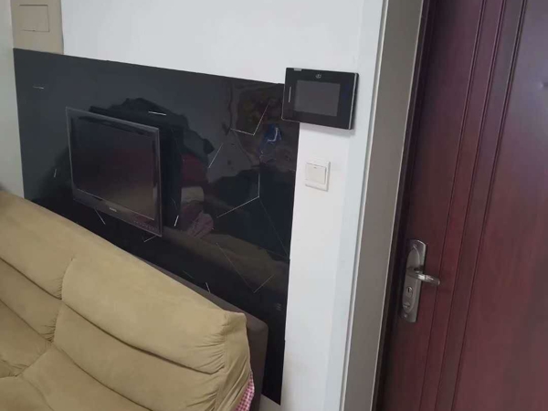 绿都皇城精装修一室一厅家具家电齐全随时看房