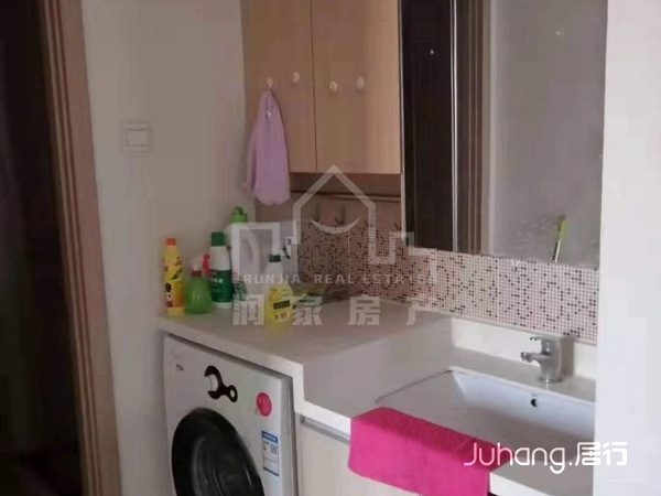 新上精装两室家具家电齐全拎包入住地段繁华交通便利