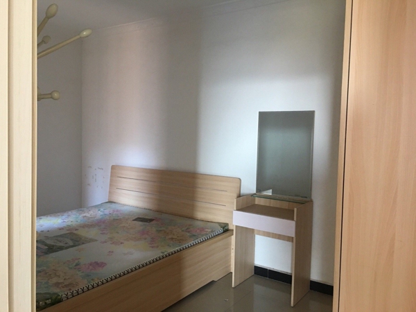 三室小附近两室电梯房，设施齐全拎包入住