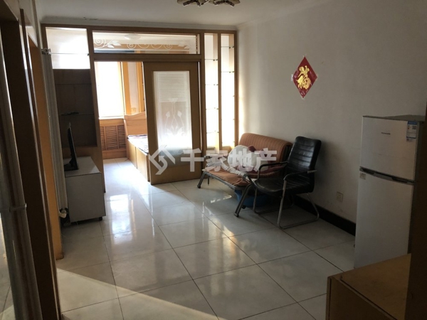 精品房源临靠建设路供电楼高层电梯房精装两室家电齐全！