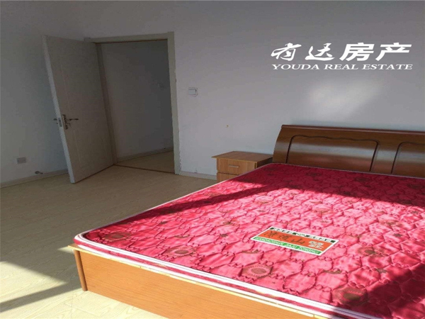 紧邻火车站，出门即到，商场超市步行街一应俱全。寻有缘人
