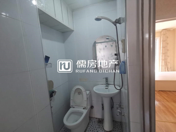 新上6小区精装干净新装拎包住