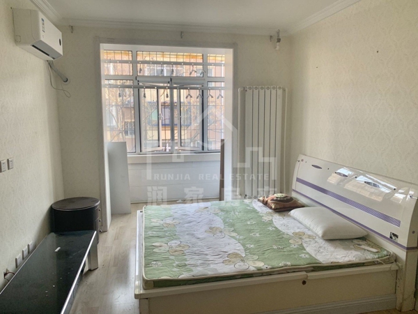 友谊里三层精装一室，家具家电全新，没出租过，拎包入住
